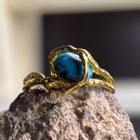 خاتم من حجر الفيروز النيشابوري مطلي ذهب