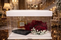 بوكس هدايا (عطر N5 شانيل& محفظه قوتشي)