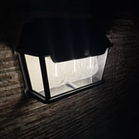 إنارة جدارية بالطاقة الشمسية بثلاثة مصابيح صفراء