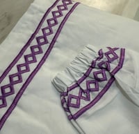 مطرز بنفسجي