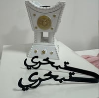 لون ابيض وذهبي
