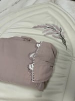 طقم نسائي عباره عن شرشف صلاه كروشيه بطرحه متصله بق...