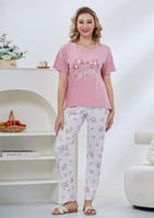 بجامة نوم قطعتين بأكمام قصيرة و لون أنثوي .