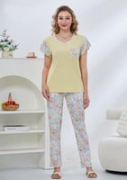 بجامة نوم قطعتين نص كُم و بنطلون بنقشة الزهور.