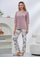 بجامة نوم قطعتين كُم و بنطلون بنقشة الزهور.