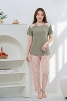 بجامة نوم قطعتين بأكمام قصيرة و بنقشة أنثوية .