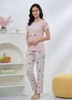 بجامة نوم قطعتين نص كم دانتيل بلون أنثوي و بنطلون...