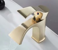 خلاط مغسلة شلال بلمسة ذهبية مطفية – فخامة وأناقة ف...