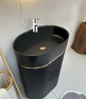 مغسلة برميلية فاخرة بلمسات ذهبية – مزيج من الأناقة...