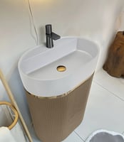 مغسلة برميلية بيضاء بقاعدة بيج ولمسات ذهبية