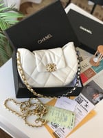 شنط شانيل درجة أولى يتوفر لونين الحجم وسط