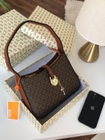 شنط مايكل كورس يتوفر ٣ الوان