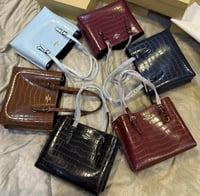 شنط كوتش كوالتي الحجم الوسط يتوفر الوان متعددة