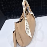 شنط خفيفة الوزن مع السكارف ومحفظة يتوفر عدة الوان