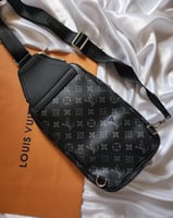 شنطة رجالية لويس فيتون يتوفر شكلين