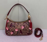 شنطة كوتش لون بيج نفش الكرز الحجم وسط