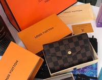 محفظة بطاقات لويس فيتون مع الملحقات درجة اولى