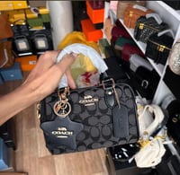 شنطة كوتش كوالتي لون اسود ميدلية النجمه