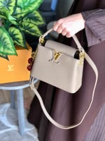 شنط لويس فيتون حجم وسط مع ميدلية كرزه