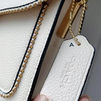 شنطة كوتش هاي كوالتي لون ابيض حجم وسط