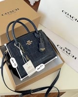 شنط كوتش جلد لامع يتوفر حجمين