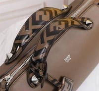 شنط فندي هاي كوالتي يتوفر لونين الحجم وسط