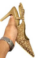 كعب دكني درجة أولى طول الكعب متوسط يتوفر عدة الوان