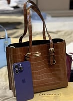 شنط كوتش كوالتي الحجم الوسط يتوفر الوان متعددة