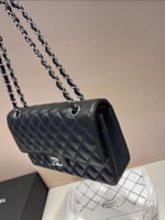 شنطة شانيل لون أسود حجم وسط مع هاي كوالتي