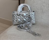 ديور حجم صغير لون ذهبي او فضي