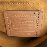 شنطة كوتش لون بني حجم وسط