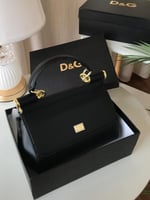 شنط دولتشي اند غابانا درجة اولى الحجم موضح بالصوره