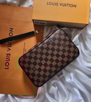 محفظة عريضه من سحاب ومقسمه من الداخل لويس فيتون كو...