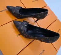 كعب لويس فيتون درجة اولى لون بني