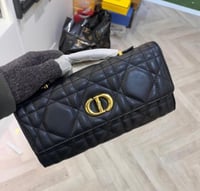 شنط كريستيان ديور حجم المحفظة يتوفر عدة الوان