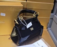 شنطة دولتشي اند قبانا حجم صغير لامع