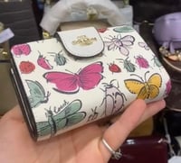 محفظة كوتش يتوفر عديد من الالوان