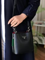 شنط برادا كوالتي الحجم وسط مع البوكس