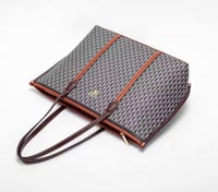 شنطة CH كوالتي حجم كبير 35سم عرض اللون اسود وبني