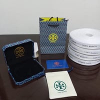 ملحقات اساور أو حلق ماركات مختلفة