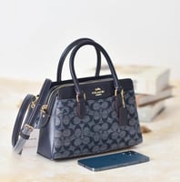 شنطة كوتش هاي كوالتي لون ازرق الحجم موضح بالصور