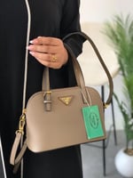 شنط برادا كوالتي يتوفر عدة الوان