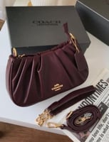 شنط كوتش درجة اولى حجم وسط.