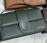 شنط جاكيموس حجم وسط الشعار فضي