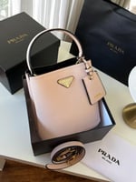 شنط برادا كوالتي الحجم الصغير