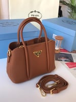 شنط برادا درجة اولى الحجم وسط