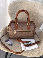 شنط كوتش كوالتي يتوفر عدة الوان الحجم موضح بالصور