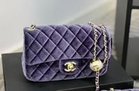 شنط شانيل شمواه يتوفر عدة الوان الحجم وسط