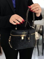 شنطة لويس فيتون هاي كوالتي لون اسود مع ذهبي