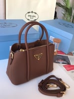 شنط برادا درجة اولى الحجم وسط